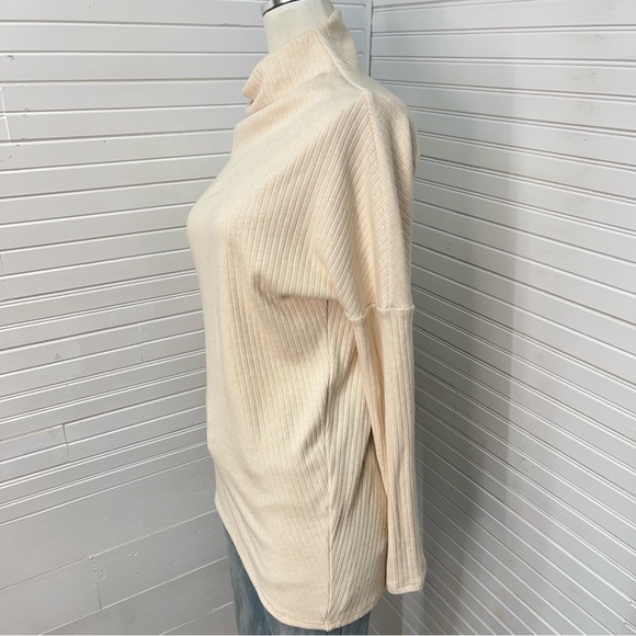 Julia Allert Rib Knit Asymmetric Blouse - Picture 4 of 8